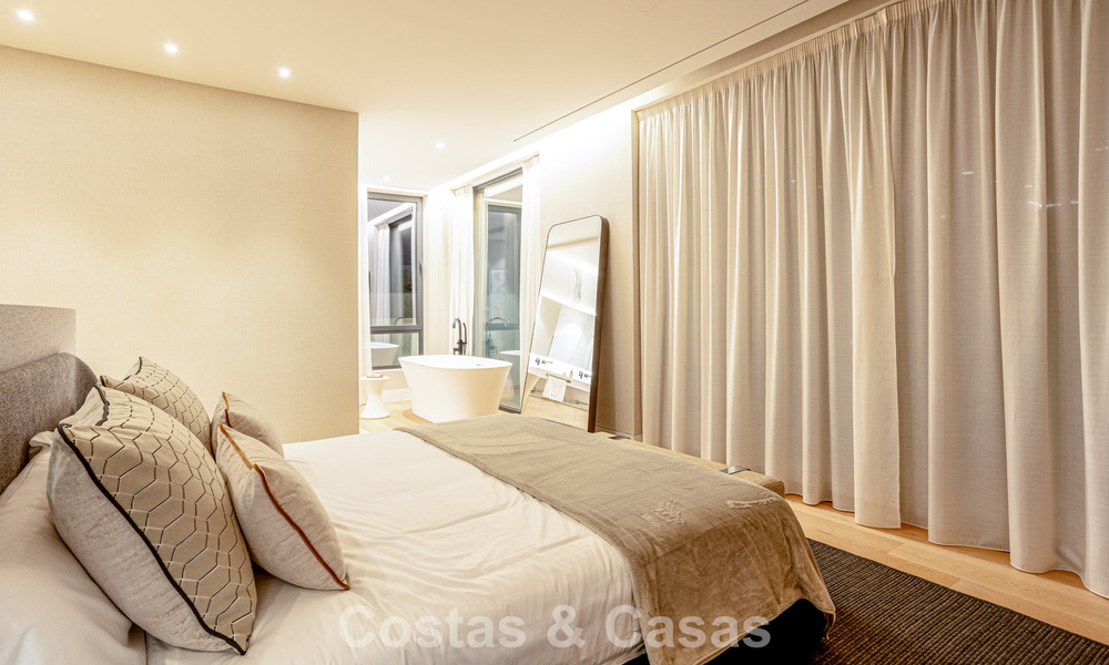 Villa contemporánea de nueva construcción en venta en una urbanización de golf preferida en la Nueva Milla de Oro, Marbella - Benahavis 782463