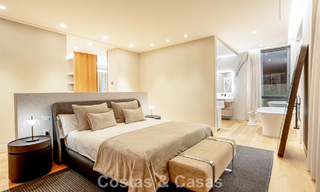 Villa contemporánea de nueva construcción en venta en una urbanización de golf preferida en la Nueva Milla de Oro, Marbella - Benahavis 782464 