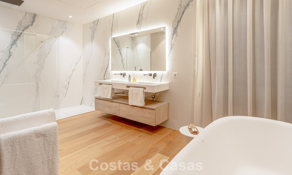 Villa contemporánea de nueva construcción en venta en una urbanización de golf preferida en la Nueva Milla de Oro, Marbella - Benahavis 782465