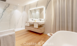 Villa contemporánea de nueva construcción en venta en una urbanización de golf preferida en la Nueva Milla de Oro, Marbella - Benahavis 782465 