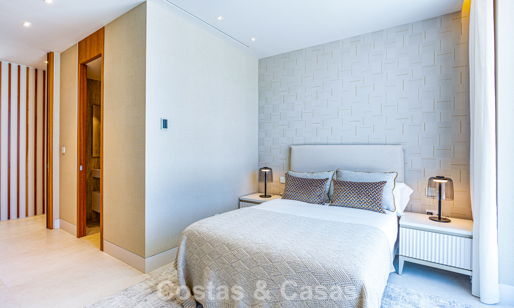 Villa contemporánea de nueva construcción en venta en una urbanización de golf preferida en la Nueva Milla de Oro, Marbella - Benahavis 782468