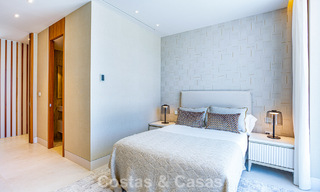 Villa contemporánea de nueva construcción en venta en una urbanización de golf preferida en la Nueva Milla de Oro, Marbella - Benahavis 782468 