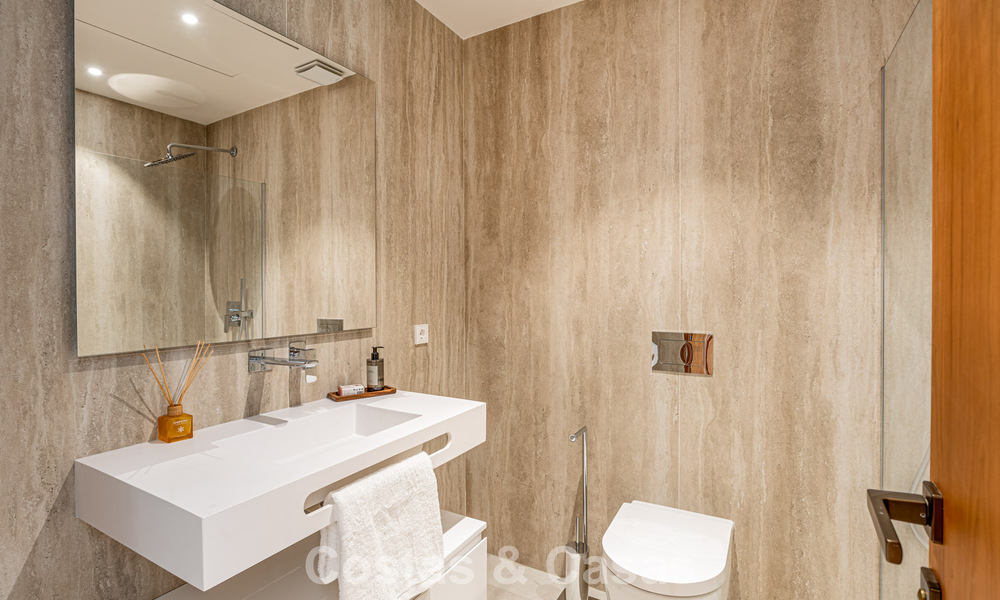 Villa contemporánea de nueva construcción en venta en una urbanización de golf preferida en la Nueva Milla de Oro, Marbella - Benahavis 782469