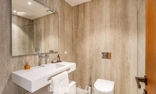 Villa contemporánea de nueva construcción en venta en una urbanización de golf preferida en la Nueva Milla de Oro, Marbella - Benahavis 782469 