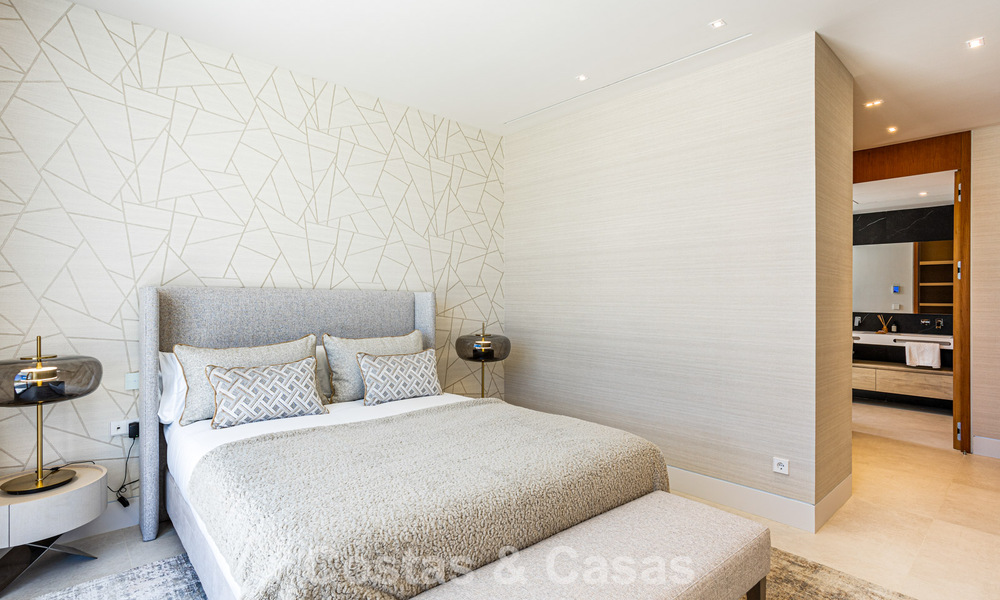 Villa contemporánea de nueva construcción en venta en una urbanización de golf preferida en la Nueva Milla de Oro, Marbella - Benahavis 782471