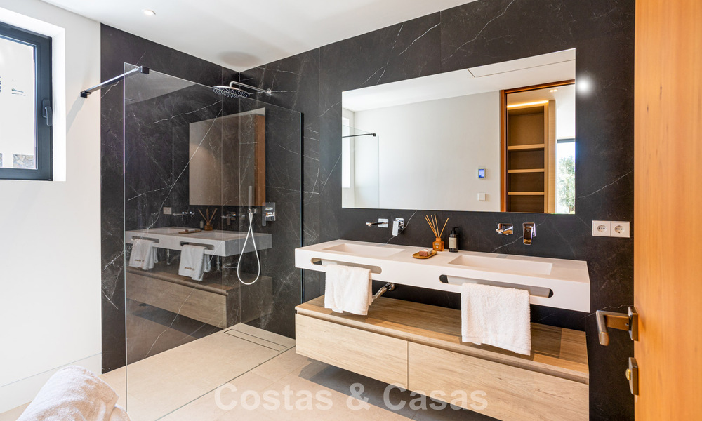 Villa contemporánea de nueva construcción en venta en una urbanización de golf preferida en la Nueva Milla de Oro, Marbella - Benahavis 782472