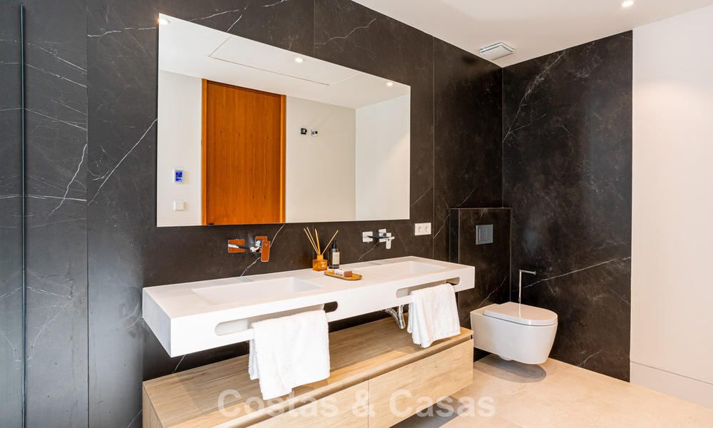 Villa contemporánea de nueva construcción en venta en una urbanización de golf preferida en la Nueva Milla de Oro, Marbella - Benahavis 782473
