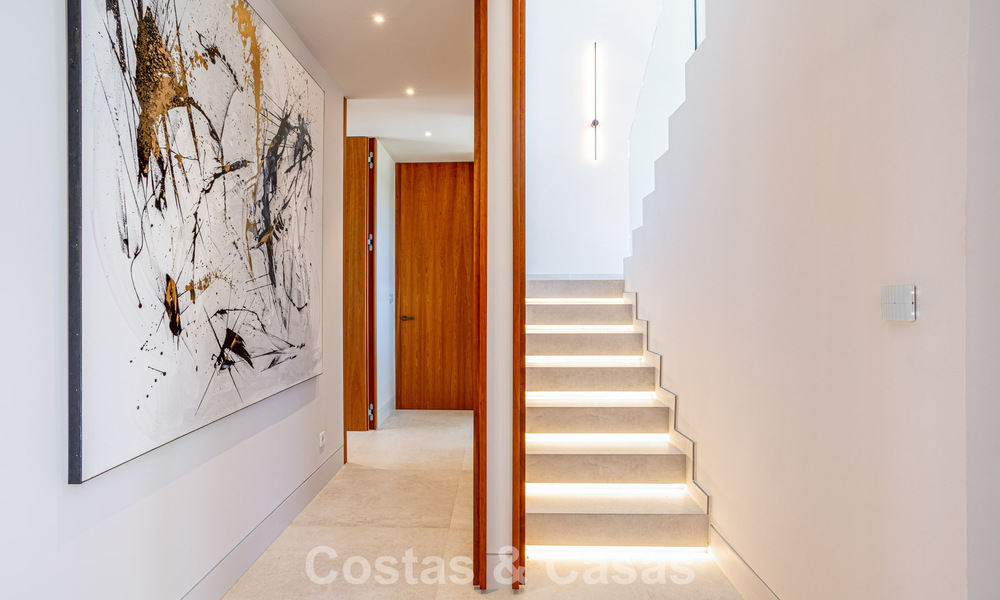 Villa contemporánea de nueva construcción en venta en una urbanización de golf preferida en la Nueva Milla de Oro, Marbella - Benahavis 782474