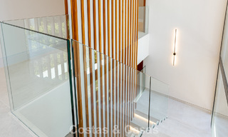 Villa contemporánea de nueva construcción en venta en una urbanización de golf preferida en la Nueva Milla de Oro, Marbella - Benahavis 782475 