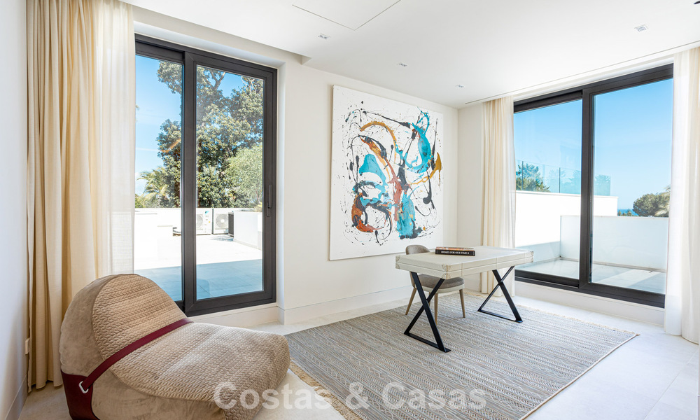 Villa contemporánea de nueva construcción en venta en una urbanización de golf preferida en la Nueva Milla de Oro, Marbella - Benahavis 782476