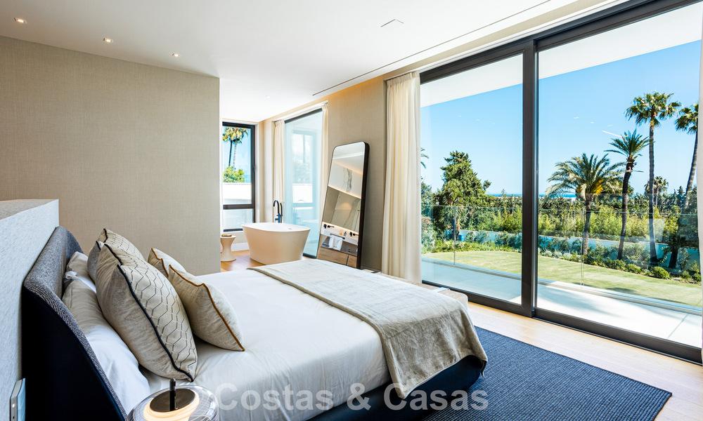 Villa contemporánea de nueva construcción en venta en una urbanización de golf preferida en la Nueva Milla de Oro, Marbella - Benahavis 782478