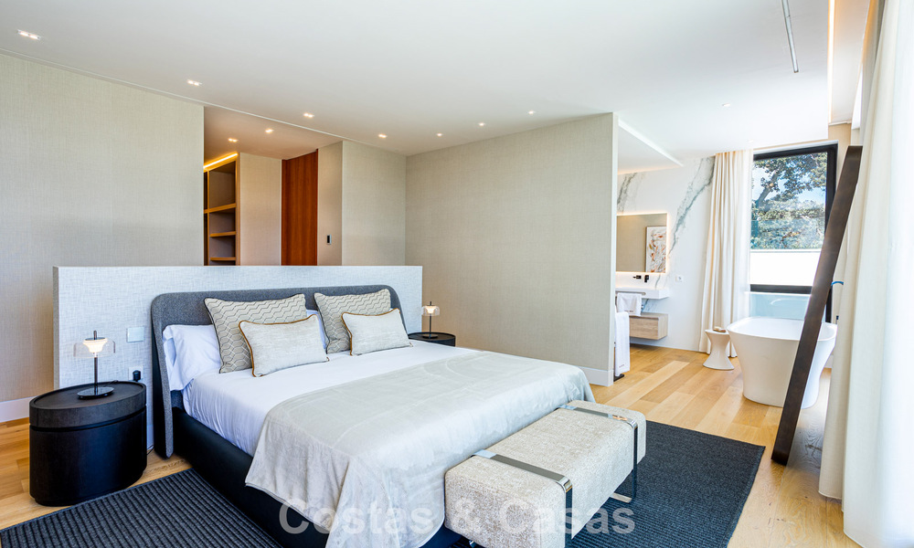 Villa contemporánea de nueva construcción en venta en una urbanización de golf preferida en la Nueva Milla de Oro, Marbella - Benahavis 782479