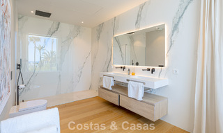 Villa contemporánea de nueva construcción en venta en una urbanización de golf preferida en la Nueva Milla de Oro, Marbella - Benahavis 782480 