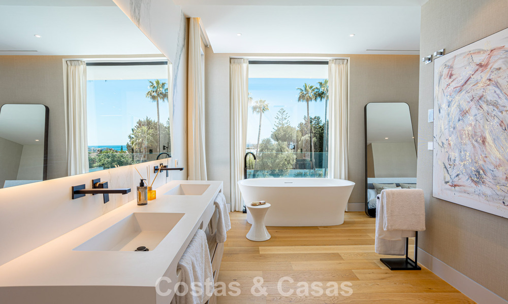 Villa contemporánea de nueva construcción en venta en una urbanización de golf preferida en la Nueva Milla de Oro, Marbella - Benahavis 782481