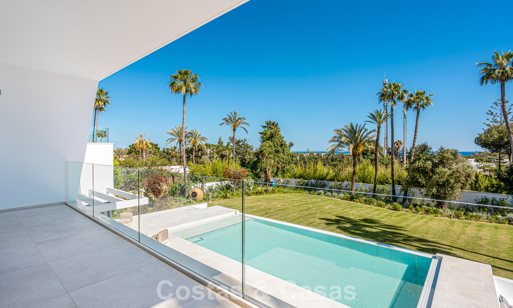 Villa contemporánea de nueva construcción en venta en una urbanización de golf preferida en la Nueva Milla de Oro, Marbella - Benahavis 782482