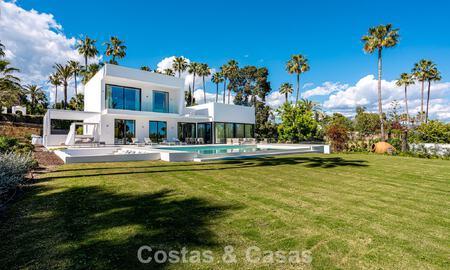 Villa contemporánea de nueva construcción en venta en una urbanización de golf preferida en la Nueva Milla de Oro, Marbella - Benahavis 782487