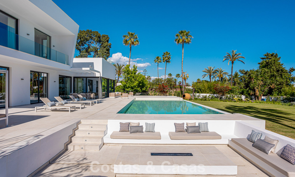 Villa contemporánea de nueva construcción en venta en una urbanización de golf preferida en la Nueva Milla de Oro, Marbella - Benahavis 782488