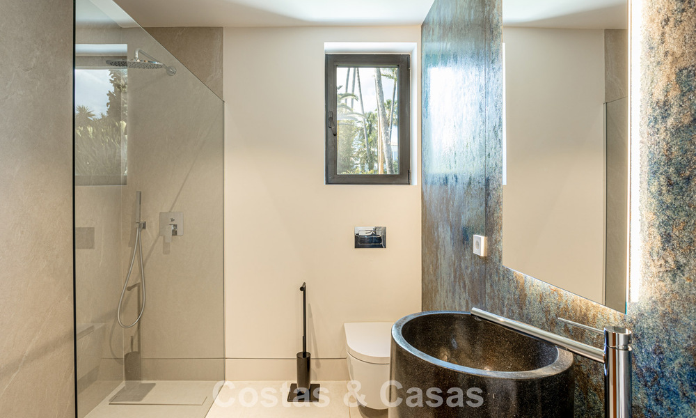 Villa contemporánea de nueva construcción en venta en una urbanización de golf preferida en la Nueva Milla de Oro, Marbella - Benahavis 782491