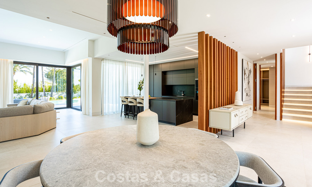 Villa contemporánea de nueva construcción en venta en una urbanización de golf preferida en la Nueva Milla de Oro, Marbella - Benahavis 782493