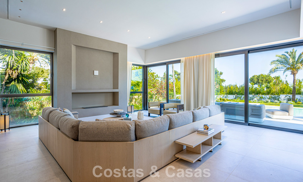 Villa contemporánea de nueva construcción en venta en una urbanización de golf preferida en la Nueva Milla de Oro, Marbella - Benahavis 782494