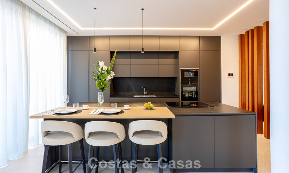 Villa contemporánea de nueva construcción en venta en una urbanización de golf preferida en la Nueva Milla de Oro, Marbella - Benahavis 782495