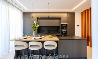 Villa contemporánea de nueva construcción en venta en una urbanización de golf preferida en la Nueva Milla de Oro, Marbella - Benahavis 782495 