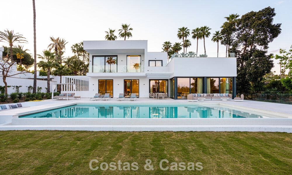 Villa contemporánea de nueva construcción en venta en una urbanización de golf preferida en la Nueva Milla de Oro, Marbella - Benahavis 782497