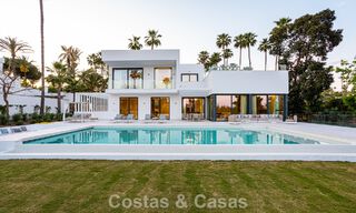Villa contemporánea de nueva construcción en venta en una urbanización de golf preferida en la Nueva Milla de Oro, Marbella - Benahavis 782497 