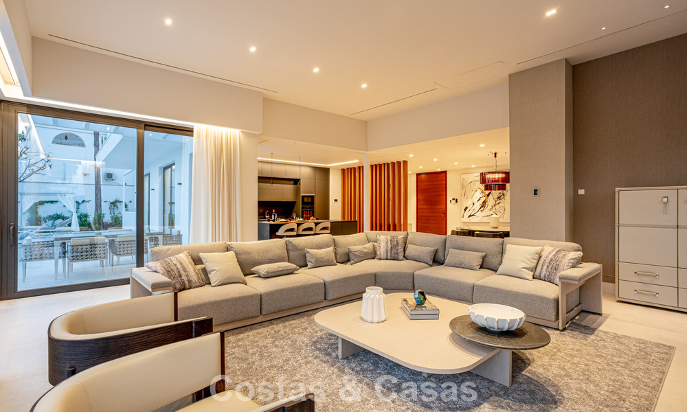 Villa contemporánea de nueva construcción en venta en una urbanización de golf preferida en la Nueva Milla de Oro, Marbella - Benahavis 782498