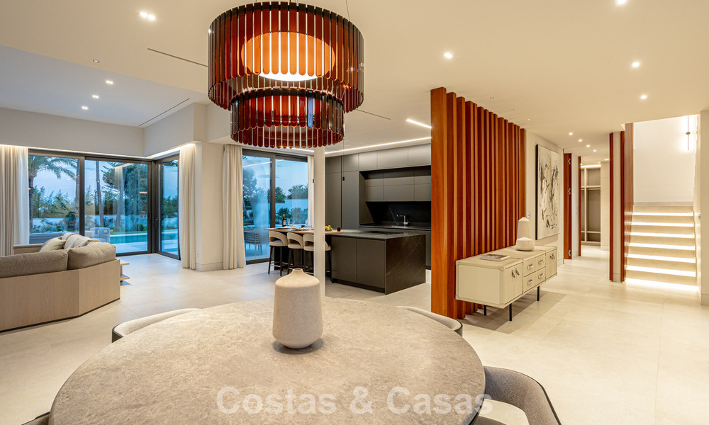 Villa contemporánea de nueva construcción en venta en una urbanización de golf preferida en la Nueva Milla de Oro, Marbella - Benahavis 782499