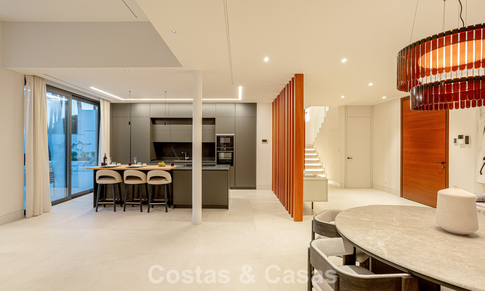 Villa contemporánea de nueva construcción en venta en una urbanización de golf preferida en la Nueva Milla de Oro, Marbella - Benahavis 782500