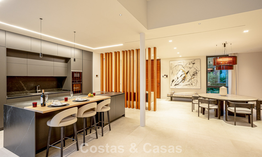 Villa contemporánea de nueva construcción en venta en una urbanización de golf preferida en la Nueva Milla de Oro, Marbella - Benahavis 782501