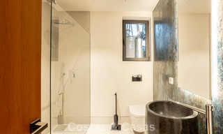 Villa contemporánea de nueva construcción en venta en una urbanización de golf preferida en la Nueva Milla de Oro, Marbella - Benahavis 782502 