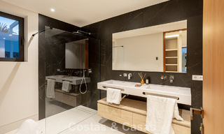 Villa contemporánea de nueva construcción en venta en una urbanización de golf preferida en la Nueva Milla de Oro, Marbella - Benahavis 782504 