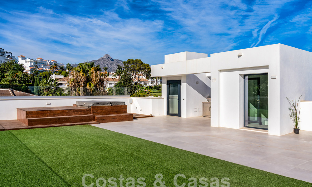 Moderna villa de lujo en venta en un estilo arquitectónico contemporáneo, a poca distancia de Puerto Banús, Marbella 59594