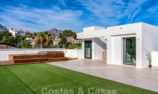 Moderna villa de lujo en venta en un estilo arquitectónico contemporáneo, a poca distancia de Puerto Banús, Marbella 59594 