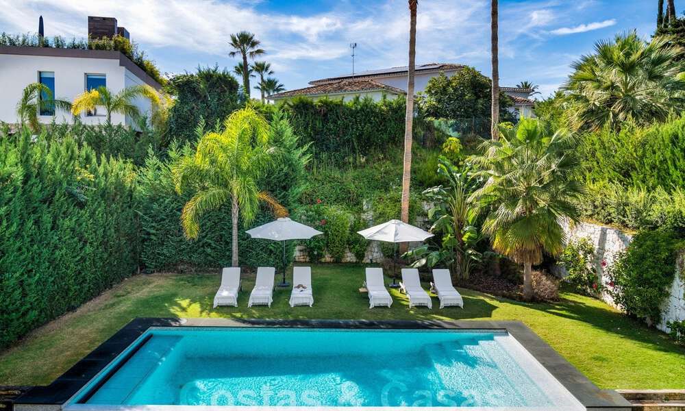 Moderna villa de lujo en venta en un estilo arquitectónico contemporáneo, a poca distancia de Puerto Banús, Marbella 59597