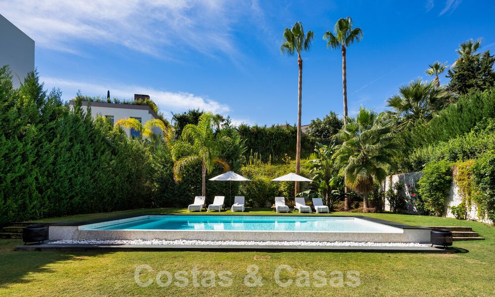 Moderna villa de lujo en venta en un estilo arquitectónico contemporáneo, a poca distancia de Puerto Banús, Marbella 59599
