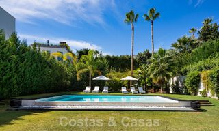 Moderna villa de lujo en venta en un estilo arquitectónico contemporáneo, a poca distancia de Puerto Banús, Marbella 59599 
