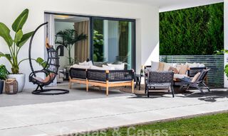 Moderna villa de lujo en venta en un estilo arquitectónico contemporáneo, a poca distancia de Puerto Banús, Marbella 59602 