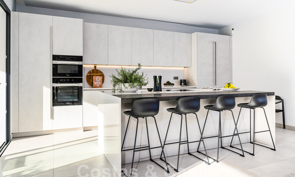Moderna villa de lujo en venta en un estilo arquitectónico contemporáneo, a poca distancia de Puerto Banús, Marbella 59605