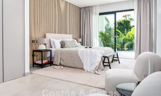 Moderna villa de lujo en venta en un estilo arquitectónico contemporáneo, a poca distancia de Puerto Banús, Marbella 59608 