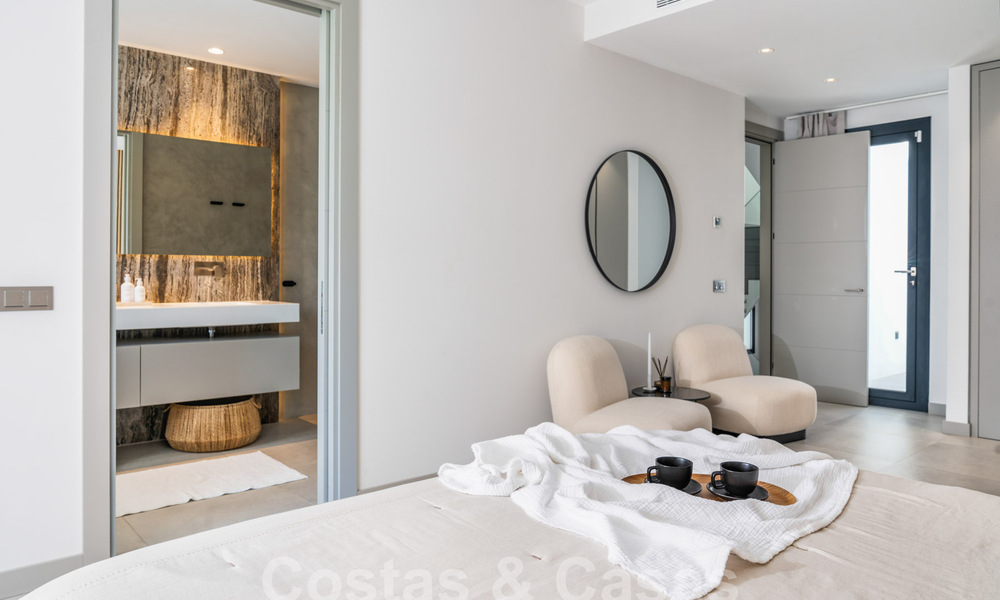 Moderna villa de lujo en venta en un estilo arquitectónico contemporáneo, a poca distancia de Puerto Banús, Marbella 59609