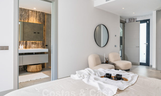 Moderna villa de lujo en venta en un estilo arquitectónico contemporáneo, a poca distancia de Puerto Banús, Marbella 59609 