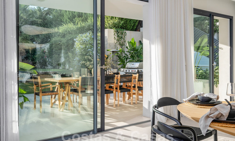 Moderna villa de lujo en venta en un estilo arquitectónico contemporáneo, a poca distancia de Puerto Banús, Marbella 59611