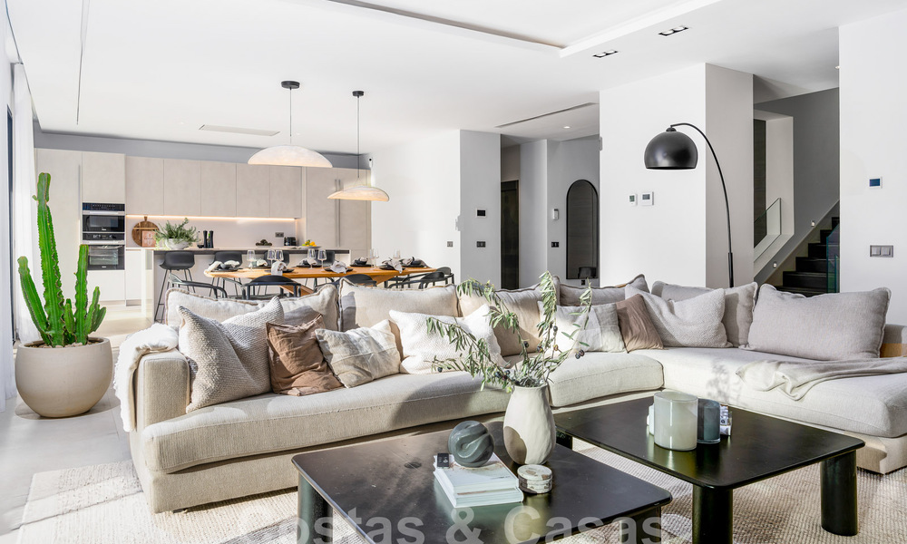 Moderna villa de lujo en venta en un estilo arquitectónico contemporáneo, a poca distancia de Puerto Banús, Marbella 59612