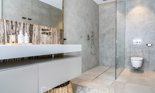 Moderna villa de lujo en venta en un estilo arquitectónico contemporáneo, a poca distancia de Puerto Banús, Marbella 59618 