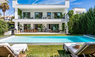 Moderna villa de lujo en venta en un estilo arquitectónico contemporáneo, a poca distancia de Puerto Banús, Marbella 59622 
