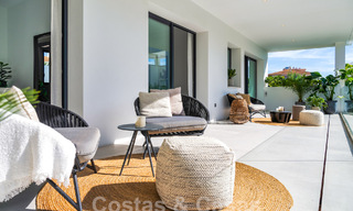 Moderna villa de lujo en venta en un estilo arquitectónico contemporáneo, a poca distancia de Puerto Banús, Marbella 59623 