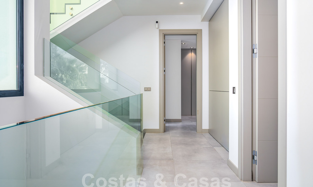 Moderna villa de lujo en venta en un estilo arquitectónico contemporáneo, a poca distancia de Puerto Banús, Marbella 59626